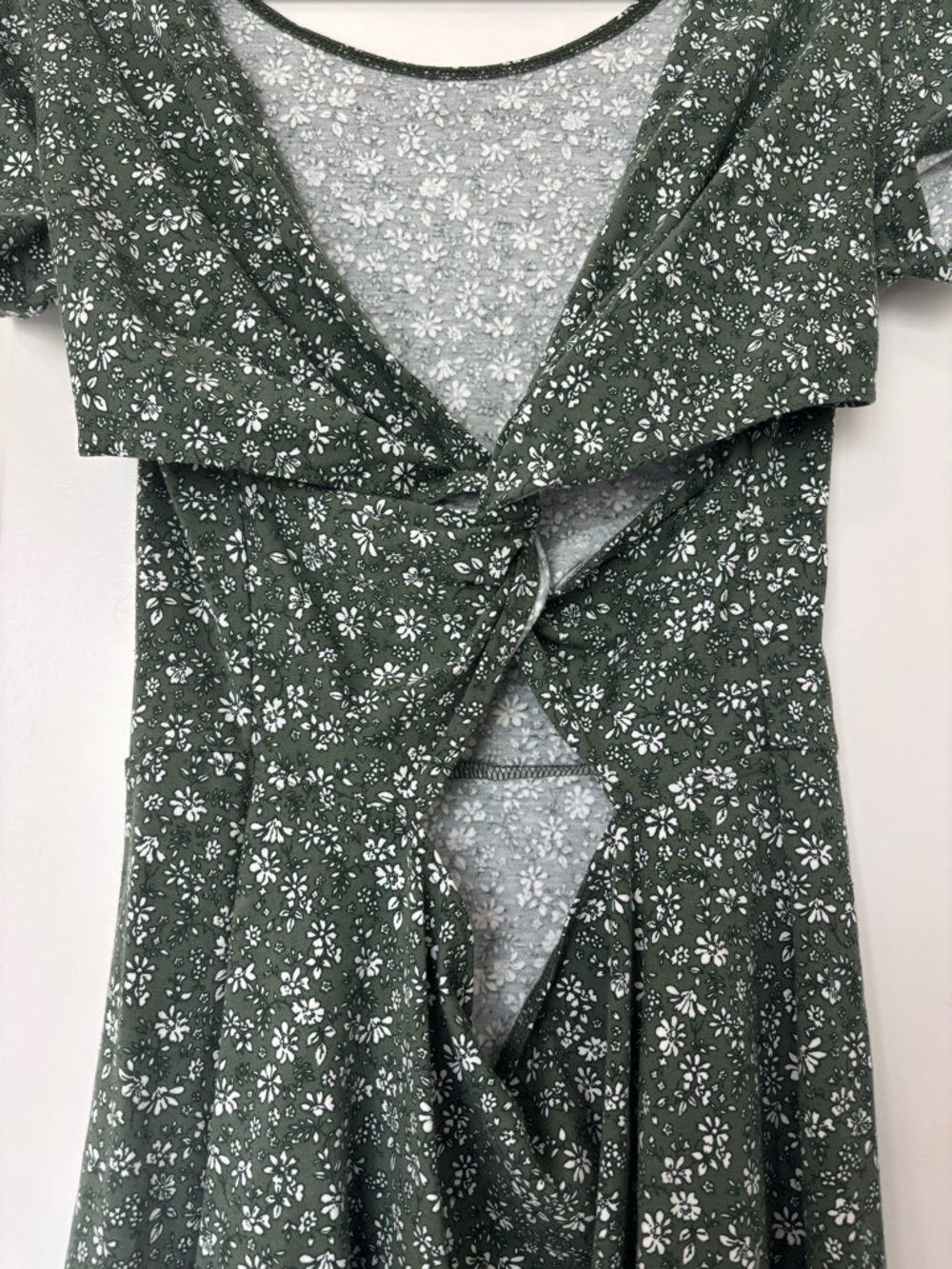 Hollister green floral dress with a cross-back design NWT Size Medium - Picture 4 of 5